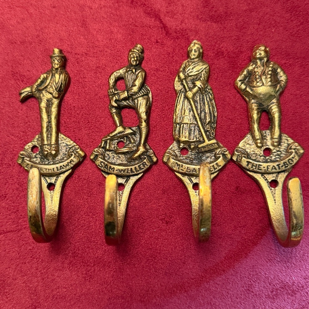 Set of 4 antique brass hooks  - Charles Dickens characters. - Picture 10 of 14
